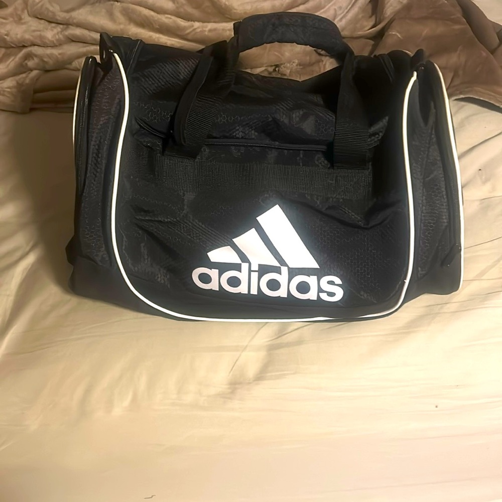 ADIDAS MEDIUM GYM BAG BRAND NEW
